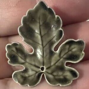 🐻Vintage Ceramic Maple Leaf Pin